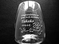 側面に「Happy 60th birthday、名前、日付」を彫刻した、還暦祝い用のガラス花瓶