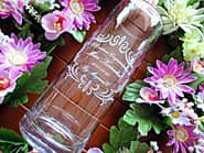 「Congratulations、受賞者名、会社名」を側面に彫刻した、表彰記念品用のガラス花器