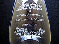 �u1st wedding anniversary�A�U�ߗl�Ɖ����܂̖��O�A���t�v�𒤍������A����1���N�j���p�̃t�����[�x�[�X