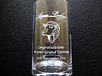 「店名、Congratulations on your grand opening、日付」と「羊のイラスト」を彫刻した、レストランの開店祝い用のフラワーベース