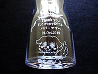 「Thank you for everything、パパ・ママへ、日付」と「犬のイラスト」を彫刻した、新婦から両親へ贈る花瓶