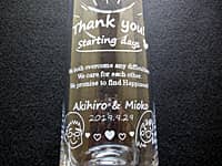 結婚記念日のお祝い用の花瓶(旦那様と奥さまの名前と似顔絵を側面に彫刻)