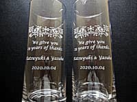 ���e����i�p�̉ԕr�iWe give you 29 years of thanks�A�V�Y�ƐV�w�̖��O�A�������̓��t���A�~���`�̉ԕr�̑��ʂɒ����j