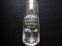 喜寿祝い用の一輪挿し(喜寿おめでとう、子ども&孫一同より、日付を、ガラス製の一輪挿し側面に彫刻)