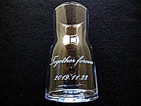 �����L�O���j���p�̉ԕr�iTogether forever�A�����L�O���̓��t���A�~���`�̃K���X�ԕr�̑��ʂɒ����j