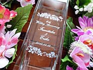 �u4th wedding anniversary�A�U�ߗl�Ɖ����܂̖��O�A���t�v�𑤖ʂɒ��������A�����܂ւ̌����L�O���̑��蕨�p�̃t�����[�x�[�X