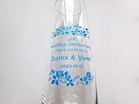 �u4th wedding anniversary�A�U�ߗl�Ɖ����܂̖��O�A�����L�O���̓��t�v�𑤖ʂɒ��������A����4���N�ڏj���p�̉~���`�̃t�����[�x�[�X