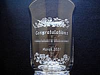 「Congratulations、教室名、オープン日」を側面に彫刻した、ダンス教室の開業祝いのフラワーベース