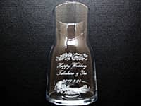 「Happy Wedding、新郎と新婦の名前、結婚式の日付」を側面に彫刻した、結婚祝い用の円柱形フラワーベース