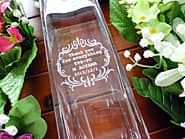 �uThank you for everything�A��Ж��A���O�v�𑤖ʂɒ��������A��i�ւ̒�N�ސE�̋L�O�i�p�̃K���X�ԕr