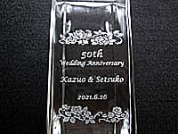 �u50th Wedding Anniversary�A�U�ߗl�Ɖ����܂̖��O�A�����L�O���̓��t�v�𑤖ʂɒ��������A�������j���p�̊p���^�t�����[�x�[�X