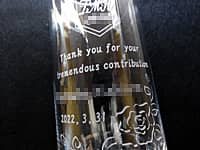 �u���S�}�[�N�AThank you for your tremendous contribution�A�ސE������̖��O�A�ސE���̓��t�v�𑤖ʂɒ��������A��N�ސE�j���p�̉~���`�t�����[�x�[�X