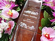 「Happy wedding、from○○」を側面に彫刻した、職場の同僚への結婚祝い用のガラス花瓶