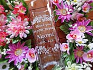 「Thank you for your 30 years、永年勤続者名、日付」を側面に彫刻した、永年勤続の表彰記念品用のガラス花瓶