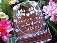 �u���񂹂����������Athe class of 2015�A�N���X���v�𑤖ʂɒ��������A����������搶�ւ̃v���[���g�p�̃t�����[�x�[�X