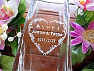 �u���肪�Ƃ��A�V�Y�ƐV�w�̖��O�A���t�v�𑤖ʂɒ��������A���e�ւ̃v���[���g�p�̃K���X�ԕr