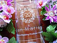 ロゴマークを側面に彫刻した、開店祝い用のフラワーベース