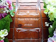 「Happy 60th birthday、日付」を側面に彫刻した、還暦祝い用のガラス花瓶