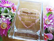 �uThe wedding anniversary�A�����܂ƒU�ߗl�̖��O�v�𑤖ʂɒ��������A�����܂ւ̌����L�O���̃v���[���g�p�̃t�����[�x�[�X