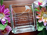 カーネーションのイラストを側面に彫刻した、母の日のプレゼント用のフラワーベース