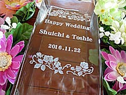 「Happy wedding、新郎と新婦の名前、日付」を側面に彫刻した、友達への結婚祝い用のガラス花器