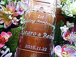 �u1st wedding anniversary�A�U�ߗl�Ɖ����܂̖��O�A�����L�O���̓��t�v�𑤖ʂɒ��������A�����܂ւ̌����L�O���̑��蕨�p�̃K���X�Ԋ�