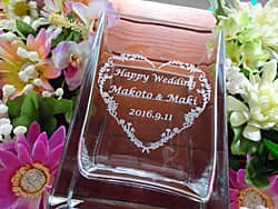 新郎新婦の名前と挙式日を側面に彫刻した、結婚祝いのプレゼント用のフラワーベース