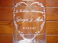 �uThe wedding anniversary�A�U�ߗl�Ɖ����܂̖��O�v�𑤖ʂɒ��������A�����܂ւ̌����L�O���̑��蕨�p�̃K���X�ԕr