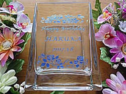 �uHappy birthday�A���O�A���t�v�𑤖ʂɒ��������A�ޏ��ւ̒a�����v���[���g�p�̃t�����[�x�[�X