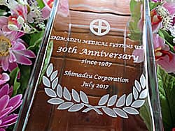 �u30th anniversary�A�������̉�Ђ̃}�[�N�v�𑤖ʂɒ��������A�������ւ̎��N�j���̑��蕨�p�̃t�����[�x�[�X