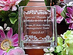 受賞者の名前と表彰内容を側面に彫刻した、表彰記念品用のフラワーベース