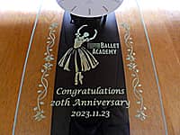 �u�o���G�����̃��S�}�[�N�ACongratulations 20th Anniversary�A���N���}������t�v��O�ʃK���X�ɒ��������A�o���G������20���N�j���p�̊|�����v