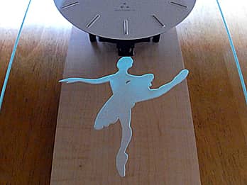 掛け時計の前面ガラスに彫刻したバレリーナのイラストのクローズアップ画像