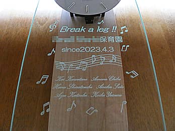 �����ƌܐ����̃C���X�g��O�ʃK���X�ɒ��������ۈ牀�̊J���j���p�̕Ǌ|�����v