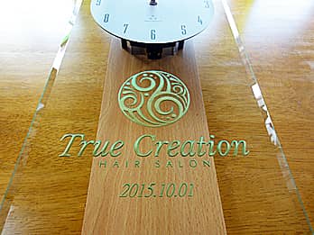 �w�A�T�����̃��S�}�[�N��O�ʃK���X���ɒ��������w�A�T�����̊J�Əj���p�̊|�����v