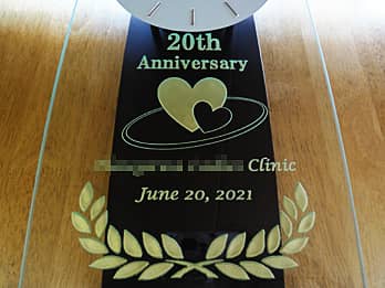 �N���j�b�N�̃��S�}�[�N��O�ʃK���X�ɒ��������N���j�b�N�̎��N�j���p�̊|�����v