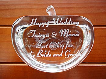�uHappy Wedding�A�V�Y�ƐV�w�̖��O�ABest wishes for the bride and groom�v�𑤖ʂɒ��������A�����j���p�̃K���X���I�u�W�F