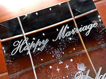 �����j���p��3D�A�[�g�O���X�̑��ʂɒ��������A���j�����b�Z�[�W�̊g��摜