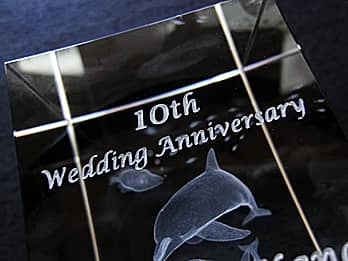 �����L�O���j���p��3D�A�[�g�O���X�̑��ʂɒ��������A�u10th Wedding Anniversary�v�̃N���[�Y�A�b�v�摜