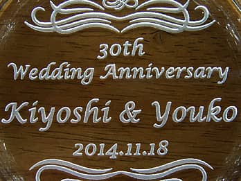 �����L�O���̃v���[���g�p�̃K���X���D�M�̒�ʂɒ��������A�u30th Wedding Anniversary�A�U�ߗl�Ɖ����܂̖��O�A�����L�O���̓��t�v�̃N���[�Y�A�b�v�摜