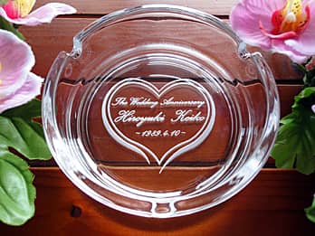 �uThe Wedding Anniversary�A�U�ߗl�Ɖ����܂̖��O�A�����L�O���̓��t�v���ʂɒ��������A�����L�O���̑��蕨�p�̃K���X���D�M