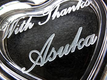 �����L�O���̃v���[���g�p�̃K���X����������ɒ��������A���l�̖��O�̃N���[�Y�A�b�v�摜