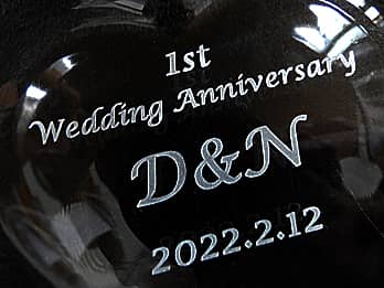 �����L�O���j���p�̃K���X����������ɒ��������A�u1st Wedding Anniversary�A�U�ߗl�Ɖ����܂̃C�j�V�����A�����L�O���̓��t�v�̃N���[�Y�A�b�v�摜