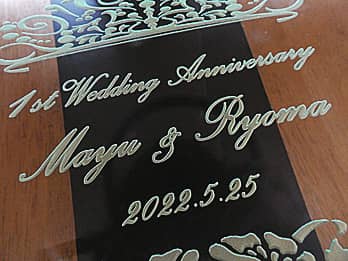 �S�[���h�ɒ��F���H�����u1st Wedding Anniversary�A�����܂ƒU�ߗl�̖��O�A�����L�O���̓��t�v�̐ڎʉ摜