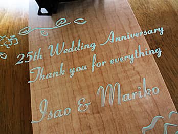 �⍥���̂��j���p�̊|�����v�̑O�ʃK���X�ɒ��������A���j�����b�Z�[�W�A�U�ߗl�Ɖ����܂̖��O�̐ڎʉ摜