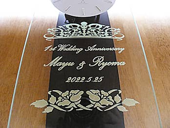 �u1st Wedding Anniversary�A�U�ߗl�Ɖ��l�̖��O�A�����L�O���̓��t�v��O�ʃK���X�ɒ��������A�����L�O���j���p�̕Ǌ|�����v