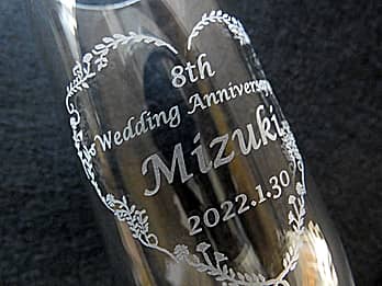 �����L�O���j���p�̃O���X���ʂɒ��������A�u���j�����b�Z�[�W�A�����܂̖��O�A�����L�O���̓��t�v�̐ڎʉ摜