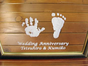 �uWedding anniversary�A�����܂ƒU�ߗl�̖��O�A���q�l�̎�`�Ƒ��`�v��\�ʂɒ��������A�����L�O���j���p�̋�