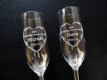 �u8th wedding anniversary�A�����܂ƒU�ߗl�̖��O�A�����L�O���̓��t�v�𑤖ʂɒ��������A�����L�O���j���p�̃y�A�̃V�����p���O���X