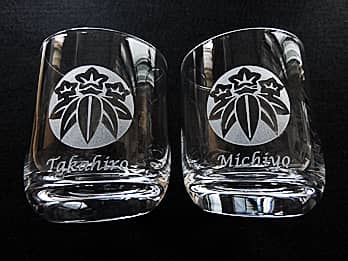 �Ɩ�𑤖ʂɒ��������A���e�̌����L�O���j���p�̃y�A�̃��b�N�O���X